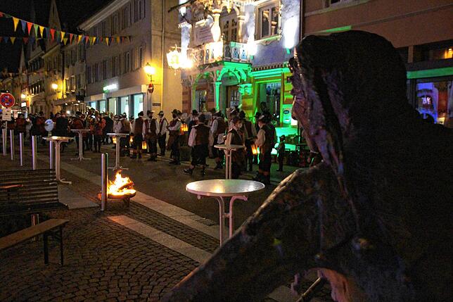 Unter dem strengen Blick der Hans Kuony Figur vor der Adler Post fand das Fasneteröffnen des Narrengerichts statt. Wo keine ...