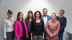 Sie bringen Alt und Jung zusammen und erforschen das Zusammenspiel von Kinderkrippe und Senioren-Tagespflege (von links): Studentin ...