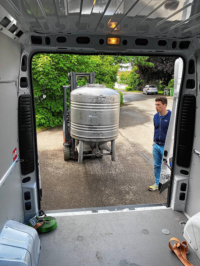 Die fertige Getränke-Grundsubstanz bringt Viktor Keller zu einem Lohnabfüller nach Ravensburg.