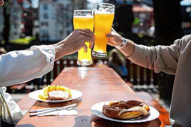 Der Biergarten und das Restaurant stehen wieder allen offen ohne Nachweis, auch die Maske ist keine Pflicht mehr, so lange der Inhaber ...