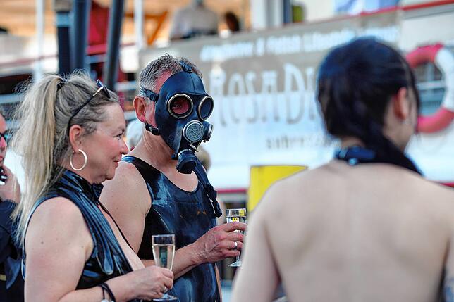 Im vergangenen Jahr waren viele Gäste wegen der Maskenpflicht gleich mit einer Gasmaske gekommen. Jetzt sind laut Veranstalter Thomas ...