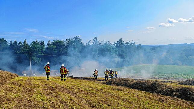 Auf einem Feld bei Winterspüren kam es zu einem Flächenbrand.