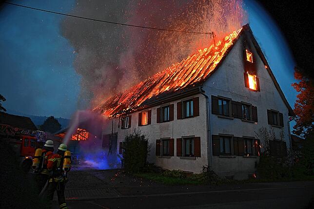 Bild 1: Brand eines Bauernhofs: Bilder aus Billafingen