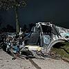 Schrecklicher Unfall im Kanton Zürich, nahe Kloten: Das Auto prallt in voller Fahrt in einen Baum und wird in mehrere Teile zerrissen.