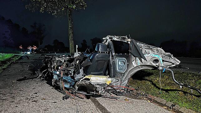 Schrecklicher Unfall im Kanton Zürich, nahe Kloten: Das Auto prallt in voller Fahrt in einen Baum und wird in mehrere Teile zerrissen.