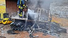 Der Bully war schnell gelöscht, bevor die Flammen auf die Talstation des Skilifts, eine Holzhütte, übergreifen konnten. Bild: ...