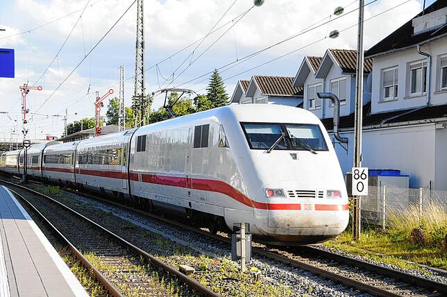 Ein elektrisch betriebener ICE-Triebzug verlässt den Bahnhof Villingen in Richtung Konstanz.
