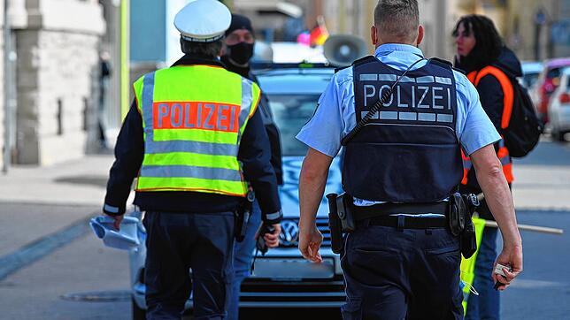 Polizeibeamte bei einer Demonstration der Freiheitsfahrer in Radolfzell. Corona und damit verbundene Einsätze beschäftigten die Beamten ...