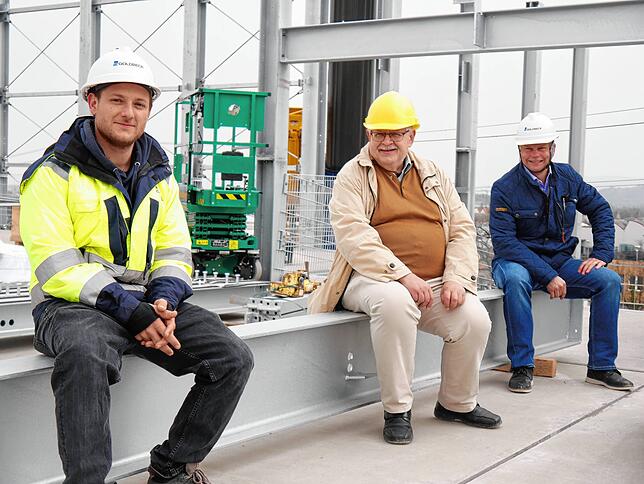 Sind mit dem Baufortschritt zufrieden (von links): die beiden Bauleiter Dieter Franz Hack (Stadtwerke) und Jonas Viereck (Goldbeck) und ...
