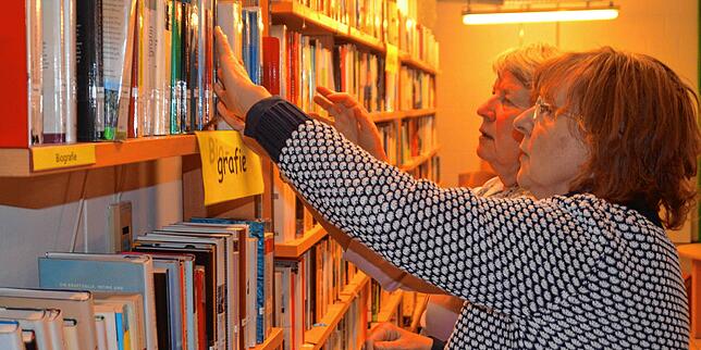 Ursula Blöchl (vorne) und Rosemarie Wolf arbeiten ehrenamtlich in der katholisch-öffentlichen Bibliothek Litzelstetten, die direkt neben ...