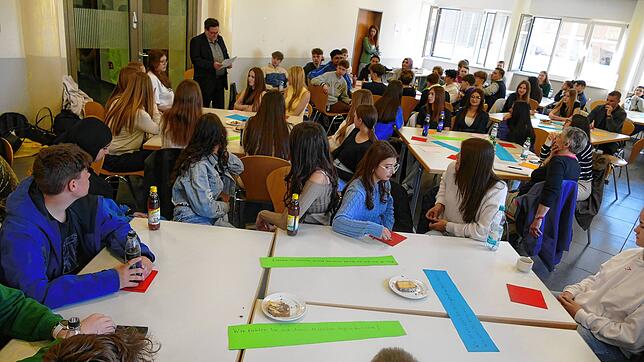 Die Zehntklässler des Georg-Büchner-Gymnasiums sprechen im Willkommenscafé über Identität, Herkunft, Migration und Flucht. Rektor Volker ...