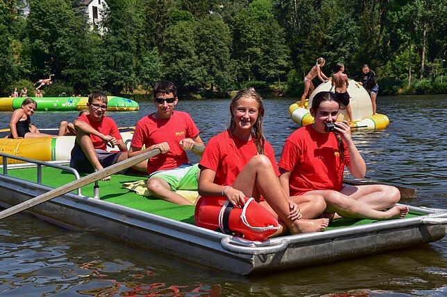 Sie fahren mit dem Boot regelmäßig Patrouille auf dem Klosterweiher. Die DLRG-Retter von links Nicolas Lohmüller, Niklas Flaig, Nadine ...
