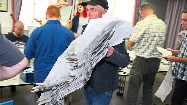 Aufwändig beim Auszählen: Nicht gerade handlich sind diese langen Stimmzettel. Bild: Jürgen Liebau