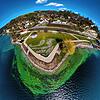 Diese Extremaufnahme des Uferparks, die ein 360 Grad-Rundumpanorama auf ein flaches Foto reduziert, steht symbolisch für die umfassend ...