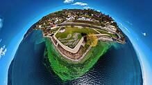 Diese Extremaufnahme des Uferparks, die ein 360 Grad-Rundumpanorama auf ein flaches Foto reduziert, steht symbolisch für die umfassend ...