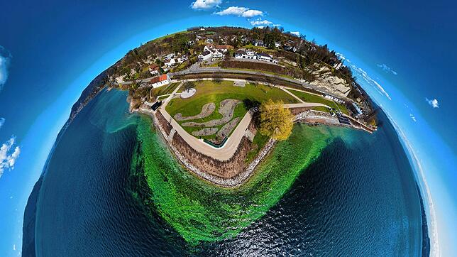 Diese Extremaufnahme des Uferparks, die ein 360 Grad-Rundumpanorama auf ein flaches Foto reduziert, steht symbolisch für die umfassend ...
