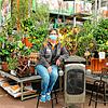Mitarbeiterin Martina Stotz ist froh, nun wieder Kunden in der Gartenabteilung empfangen zu dürfen.