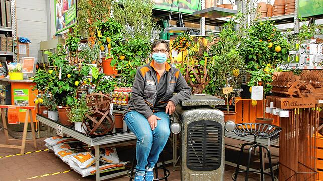 Mitarbeiterin Martina Stotz ist froh, nun wieder Kunden in der Gartenabteilung empfangen zu dürfen.