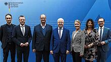 Einsatz für den Lückenschluss: Staatssekretär Michael Theurer (Bildmitte) gemeinsam mit IHK-Präsidentin Birgit Hakenjos (3. von rechts) ...
