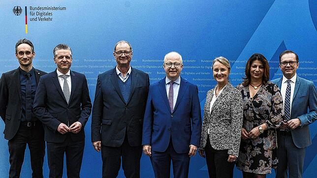 Einsatz für den Lückenschluss: Staatssekretär Michael Theurer (Bildmitte) gemeinsam mit IHK-Präsidentin Birgit Hakenjos (3. von rechts) ...