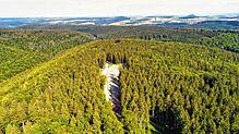Auf dieser freien Fläche des Höhenzuges Länge sollen in Zukunft Windkraftanlagen entstehen. Den Baustart hindert allerdings noch ein ...