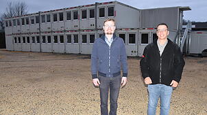 Hauptamtsleiter Daniel Schweizer (links) und der Leiter des Ordnungsamts, Oliver Dieze, führen durch die neue Container-Anlage. Sie sind ...