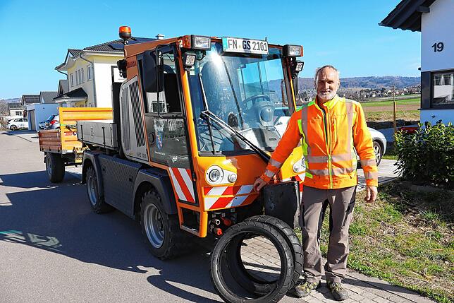 Rolf Siemon vom Bauhof sammelt ein, was die Helfer an Müll aufspüren. Zwei Motorradreifen sind schon dabei.