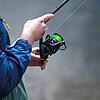 Ein Angler an einem Flussufer (Symbolbild). Eine verrückte Jusitzposse um eine Fisch-Wilderei an der Wutach sorgt 1996 für Aufsehen.