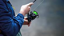 Ein Angler an einem Flussufer (Symbolbild). Eine verrückte Jusitzposse um eine Fisch-Wilderei an der Wutach sorgt 1996 für Aufsehen.