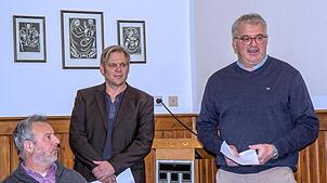 Sie wollen den Inzigkofener Bahnhof vom Abstellgleis holen: Stefan Stotz (links) und Michael Knäpple.Bild: Hermann-Peter Steinmüller