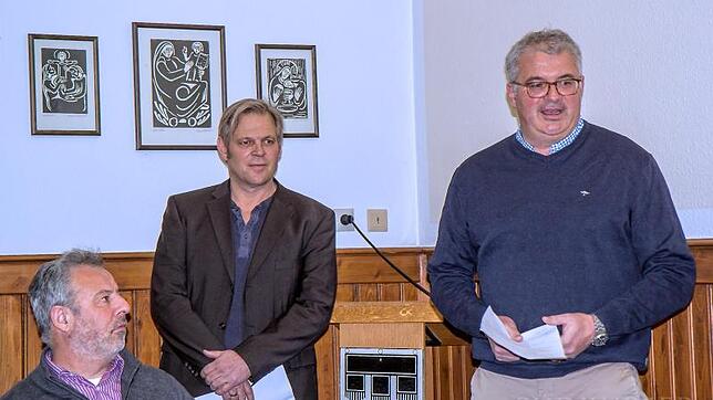 Sie wollen den Inzigkofener Bahnhof vom Abstellgleis holen: Stefan Stotz (links) und Michael Knäpple.Bild: Hermann-Peter Steinmüller