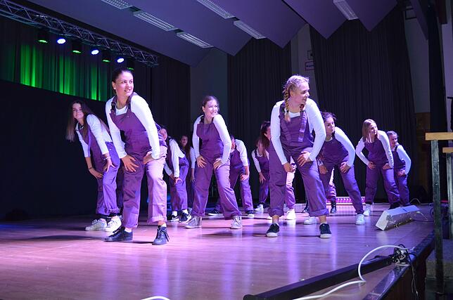 Die Jugendjazztanzgruppe Schmitzigen begeisterte mit ihrer Hip-Hop- und Modern-Dance-Choreografie das Publikum.