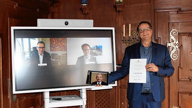 Da war die Welt noch in Ordnung: VS-Oberbürgermeister Jürgen Roth lässt sich Anfang März bestens verdrahtet fotografieren. Es geht um ...