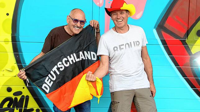Noch sind Elmar Huber (links) und Jörg Höhne voller Zuversicht, dass sie den Bad Säckingern ein Public Viewing zur Fußball-EM bieten können.