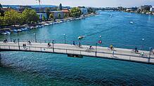 Die Fuß- und Radbrücke über den Seerhein. Konstanz will untersuchen lassen, ob eine weitere Brücke sinnvoll wäre. (Archivbild)