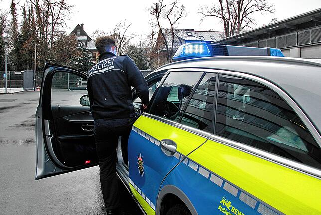 Ein Beamter vom Polizeirevier Villingen steigt in ein Polizeiwagen ein. Mit eingeschaltetem Blaulicht geht es dann vom Hof des ...