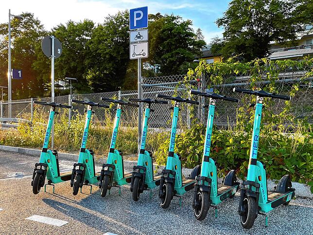 So ist es richtig: Beim Uferpark am Bahnhof Therme sind die E-Scooter in Reih und Glied geparkt.