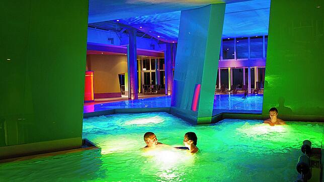 Besucher im Sole-Sprudelbecken des Sole Uno Rheinfelden. Derzeit kostet es 31 Franken, zwei Stunden dort zu verbringen.