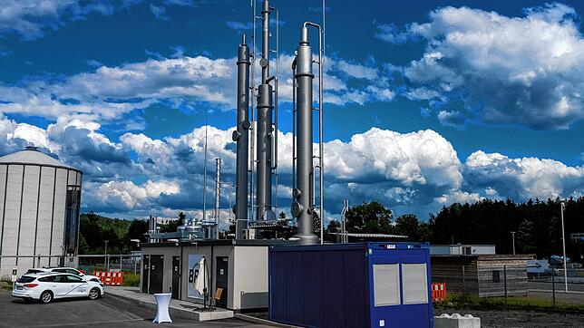 In dieser neuen Anlage in Deißlingen wird Biogas aus Biomüll jetzt zu Erdgas-Qualität veredelt. Das bringt mehr Geld als die bisherige ...