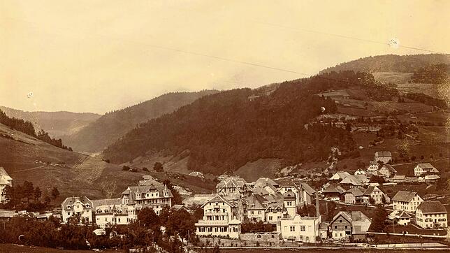 Blick auf Todtmoos im Sommer 1904 mit seinen luxuriösen Kur- und Hotelbetrieben. Das &bdquo;Luisenbad&ldquo; besaß sogar eine eigene ...