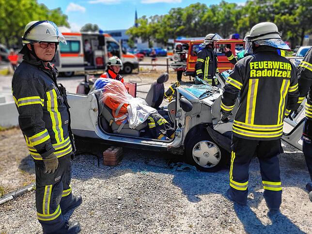 Die Feuerwehr bricht das Dach des Autos auf. Nun kann auch der bewusstlose Beifahrer geborgen werden.