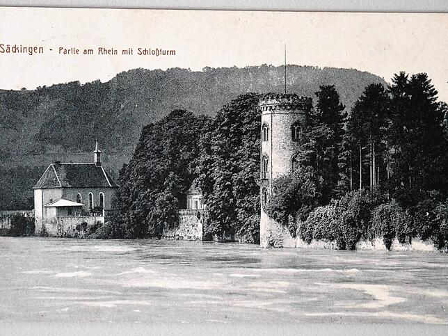 Die historische Postkarte zeigt die Ansicht der Friedhofskapelle vom Rhein aus.