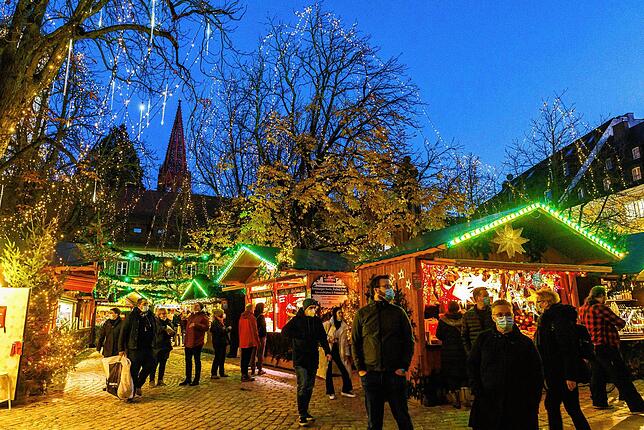 In Freiburg wird der Glühwein in diesem Jahr teurer. (Archivbild)