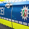 Ein Einsatzfahrzeug der Polizei (Symbolbild). Eine Streife beobachtete in Erzingen einen Mann, der neben der Hauptstraße gerade seine ...
