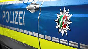 Ein Einsatzfahrzeug der Polizei (Symbolbild). Eine Streife beobachtete in Erzingen einen Mann, der neben der Hauptstraße gerade seine ...