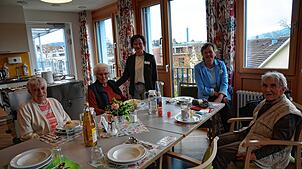 Gemeinsames Mittagessen in der Wohngruppe Rosenegg im Pflegezentrum St. Verena (von links): Veronika Auer, Reinharda Fecht, Vera ...