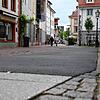 Notdürftig ausgebesserter Fahrbahnbelag an der Ecke Rietstraße/Färberstraße. Die Freien Wähler fordern in einem Antrag, dass die Stadt ...