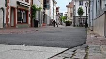 Notdürftig ausgebesserter Fahrbahnbelag an der Ecke Rietstraße/Färberstraße. Die Freien Wähler fordern in einem Antrag, dass die Stadt ...