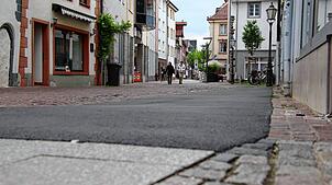 Notdürftig ausgebesserter Fahrbahnbelag an der Ecke Rietstraße/Färberstraße. Die Freien Wähler fordern in einem Antrag, dass die Stadt ...