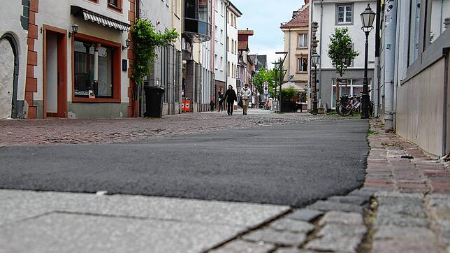 Notdürftig ausgebesserter Fahrbahnbelag an der Ecke Rietstraße/Färberstraße. Die Freien Wähler fordern in einem Antrag, dass die Stadt ...